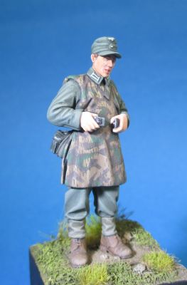 S2KW079 - German soldier in cammo apron 2